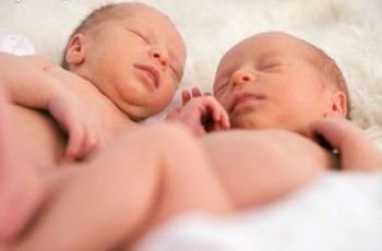 Уникальный случай: родились близнецы от двух разных пап
