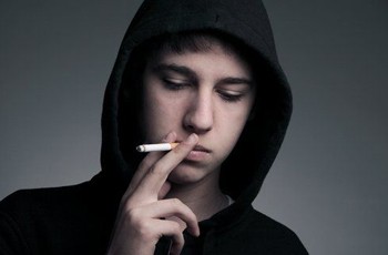 Каждый пятый украинский подросток курит ежедневно, а четверть – пробовали наркотики