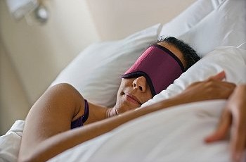 Женщинам, которые мечтают стать матерями, нужно спать в полной темноте