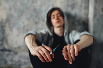 Почему невозможно вылечиться от наркомании без помощи врачей