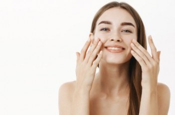 Як ви шкодите обличчю своїми звичками