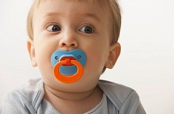 Облизываете пустышку перед тем, как дать ее ребенку? Защищаете от астмы и экземы!