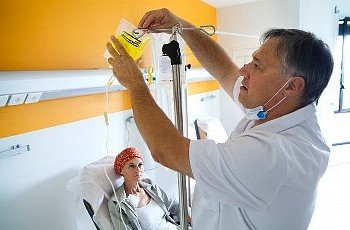 Врачи рассказали, почему рак возвращается спустя годы