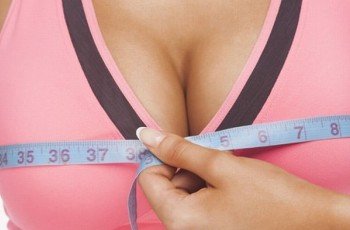 Врачи рассказали, почему большая грудь опасна для здоровья